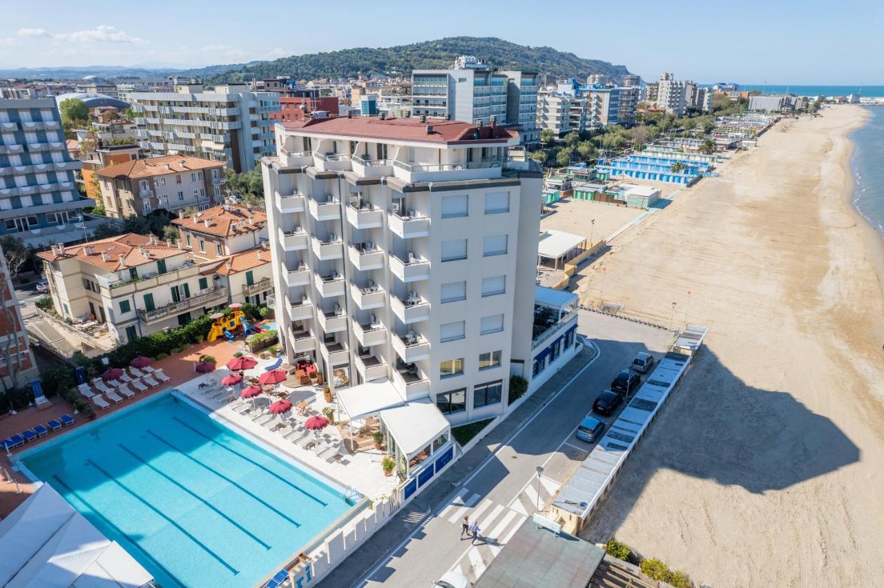 Unahotels Imperial Sport Hotel ペザロ エクステリア 写真