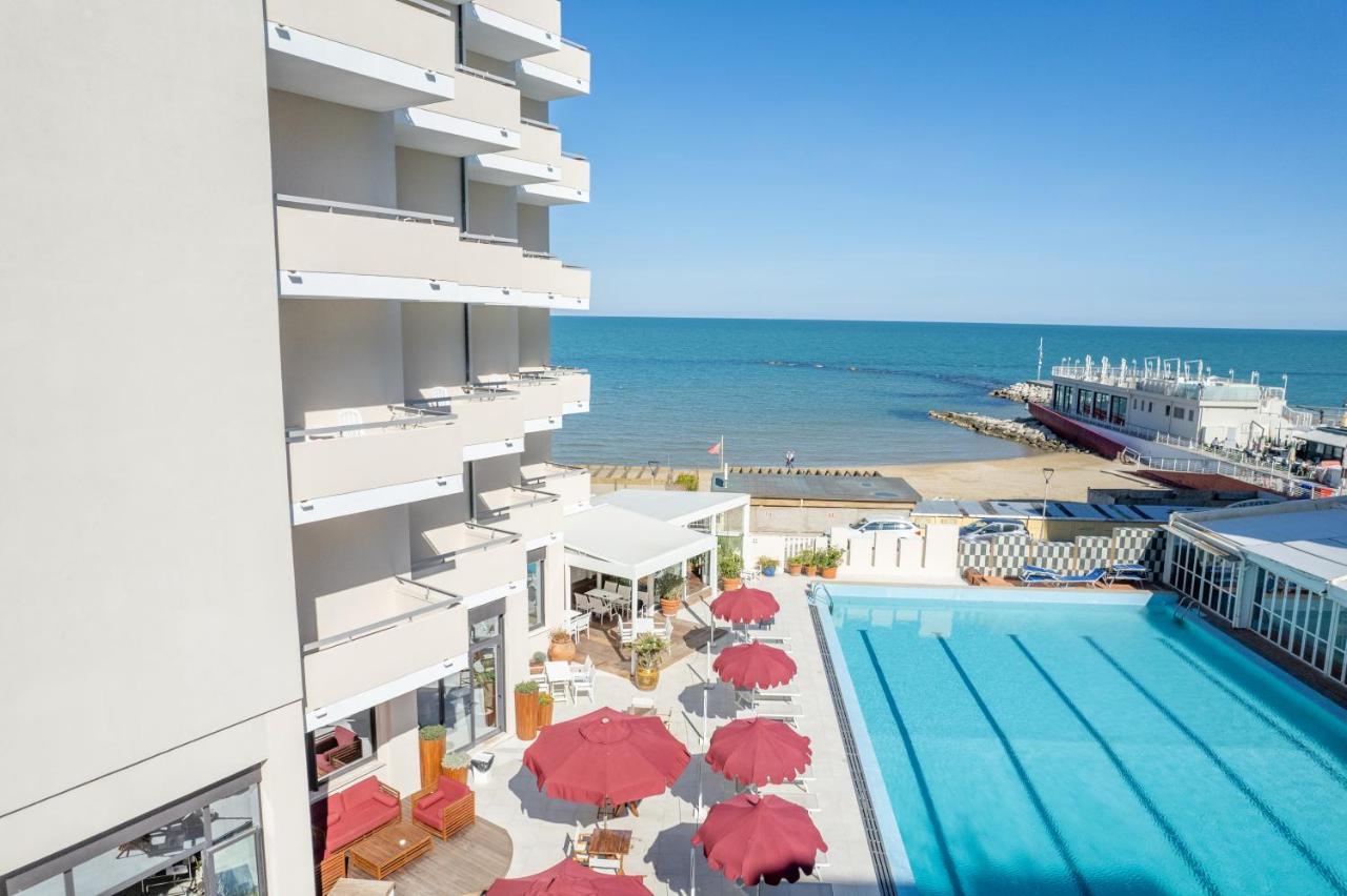 Unahotels Imperial Sport Hotel ペザロ エクステリア 写真