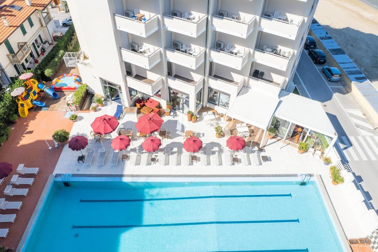 Unahotels Imperial Sport Hotel ペザロ エクステリア 写真